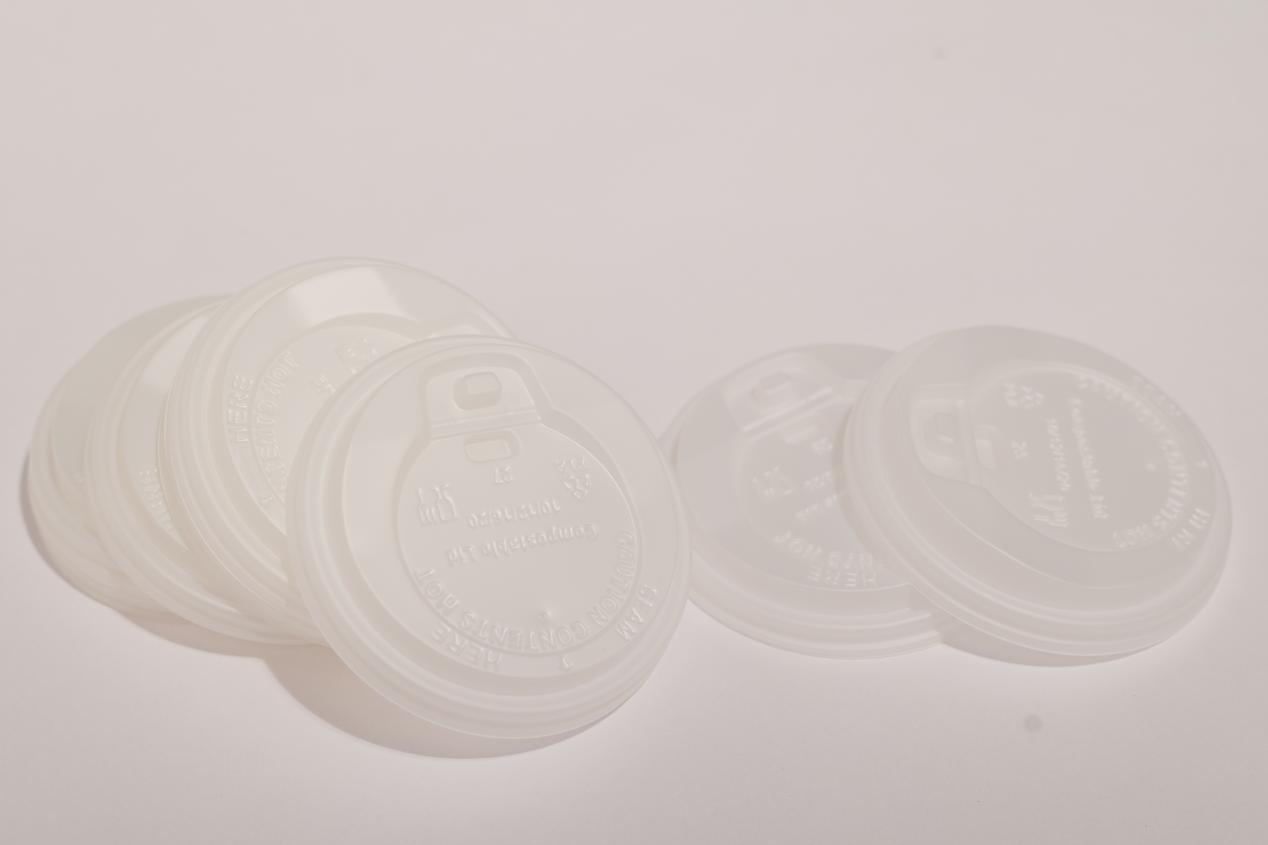 CPLA 90 mm-es eldobható flip-top természetes színű csészefedél